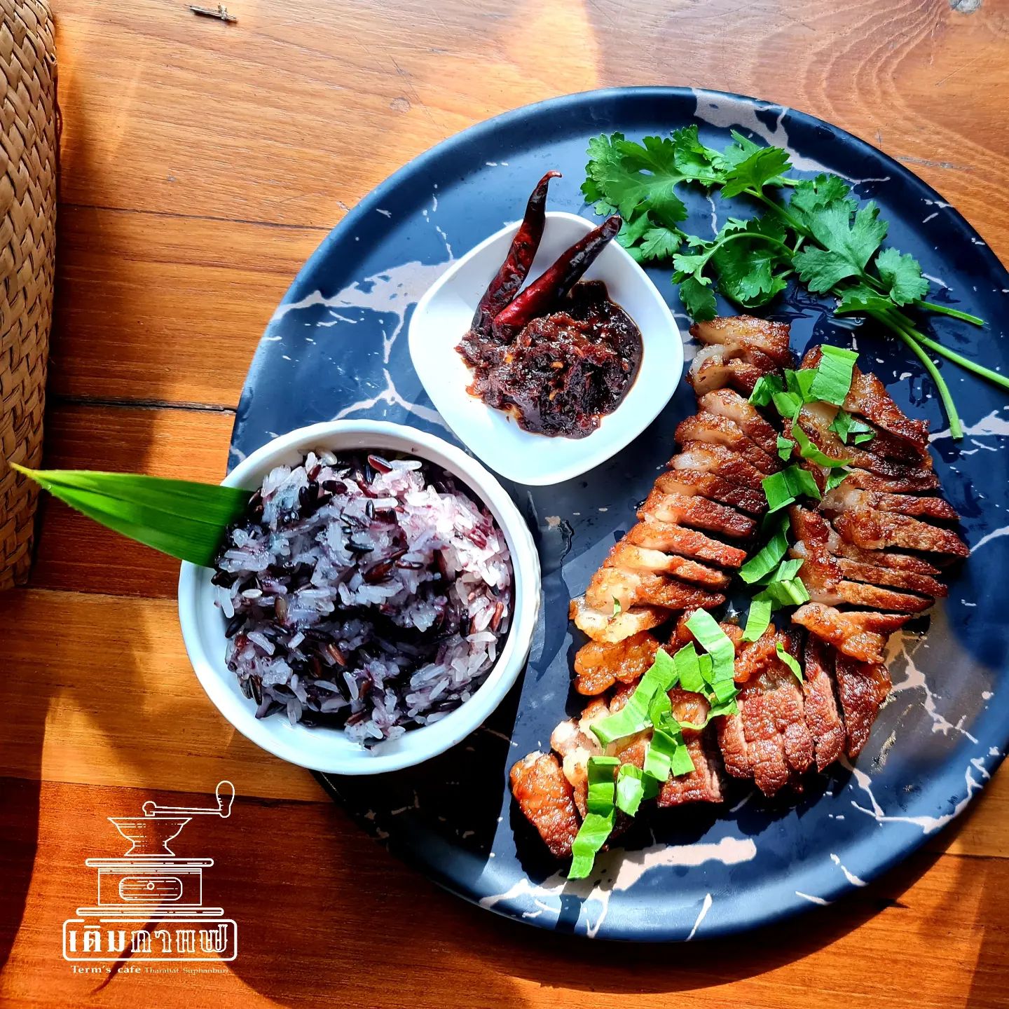 คาเฟ่สุพรรณบุรี-อำเภอเมือง-เติมกาแฟ