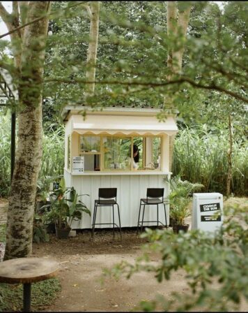 ซุ้มกาแฟ เล็กๆสีขาว